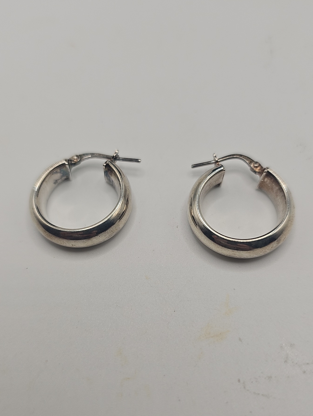 Italy DyademaClassic Silver Hoop Earrings - Polished Silver Tone. Signed Italy